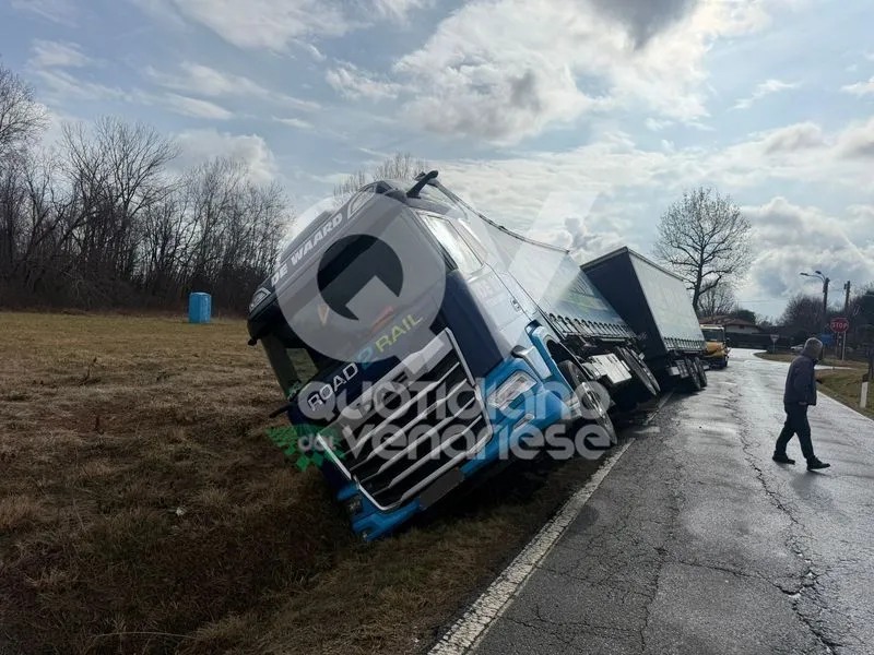 ROBASSOMERO - Camion carico di cacao finisce fuori strada e rischia di ribaltarsi - FOTO