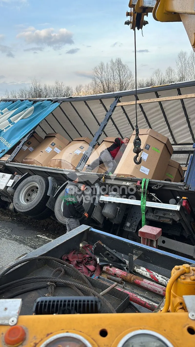 ROBASSOMERO - Camion carico di cacao finisce fuori strada e rischia di ribaltarsi - FOTO