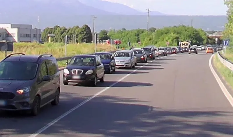 IVREA-ROMANO CANAVESE - Code eterne sulla statale 26 per i cantieri che non finiscono mai sul ponte del Chiusella