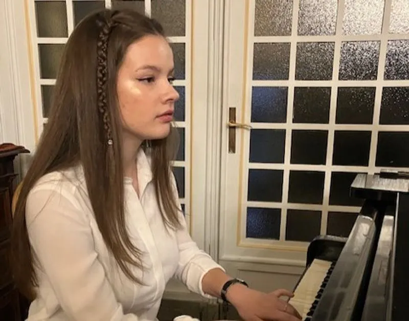 RUEGLIO - La grande passione per il piano della 17enne Zela Faruolo