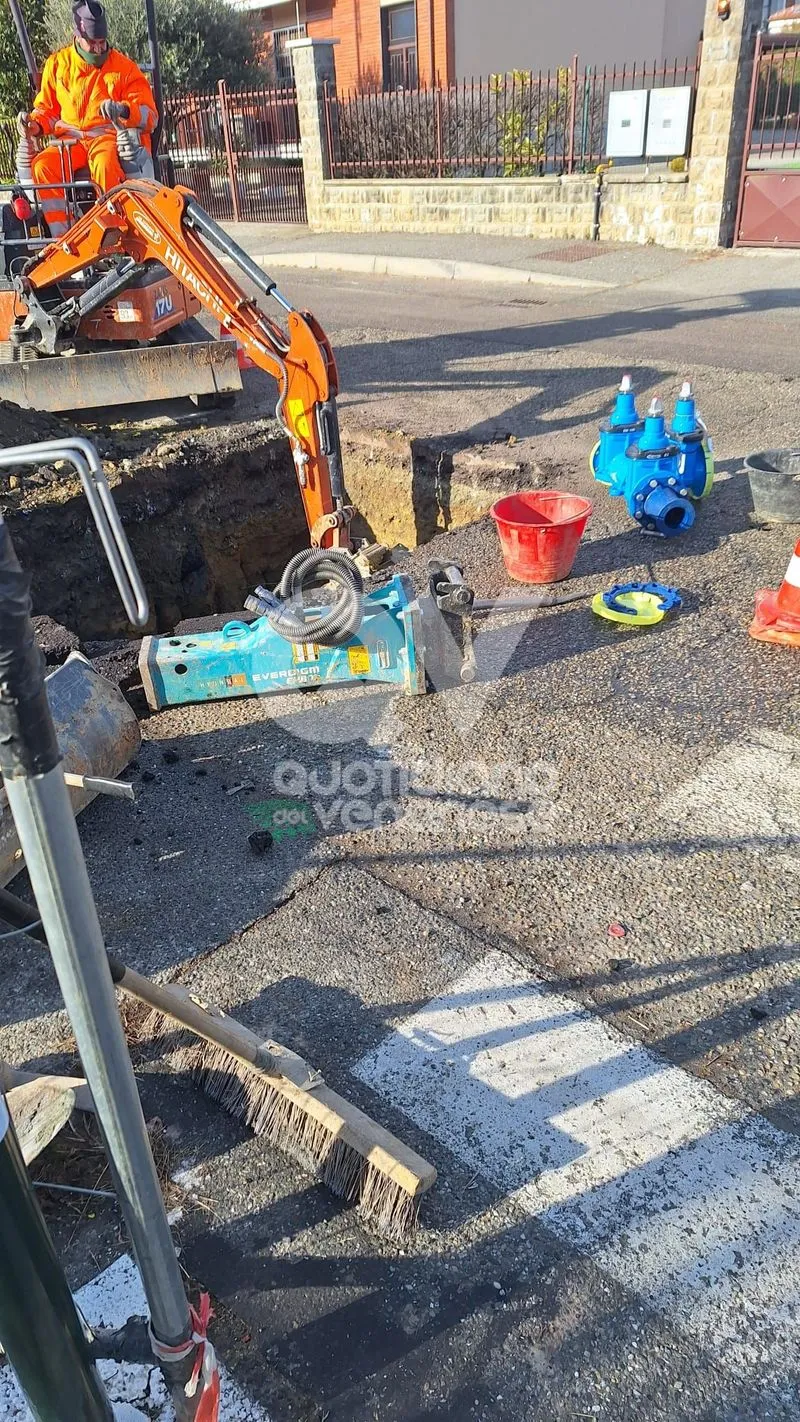 SAN GILLIO - Acqua marrone dal rubinetto: i residenti insorgono, Smat prova a spiegare le cause e i futuri interventi - FOTO