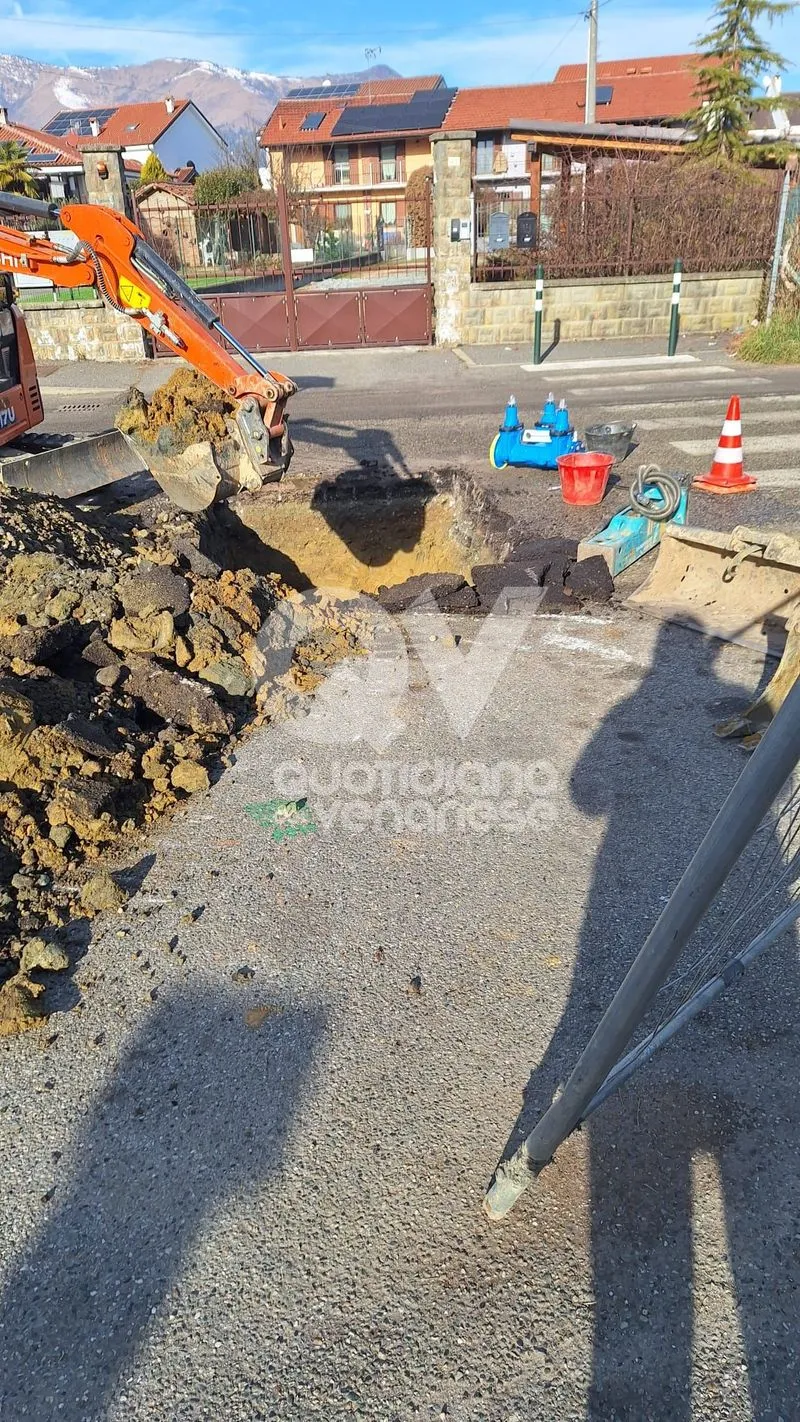 SAN GILLIO - Acqua marrone dal rubinetto: i residenti insorgono, Smat prova a spiegare le cause e i futuri interventi - FOTO