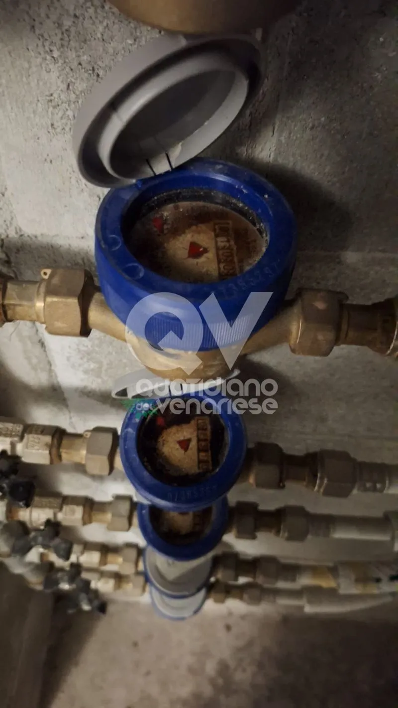 SAN GILLIO - Acqua marrone dal rubinetto: i residenti insorgono, Smat prova a spiegare le cause e i futuri interventi - FOTO