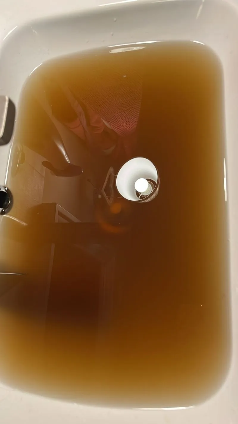 SAN GILLIO - Acqua marrone dal rubinetto: i residenti insorgono, Smat prova a spiegare le cause e i futuri interventi - FOTO