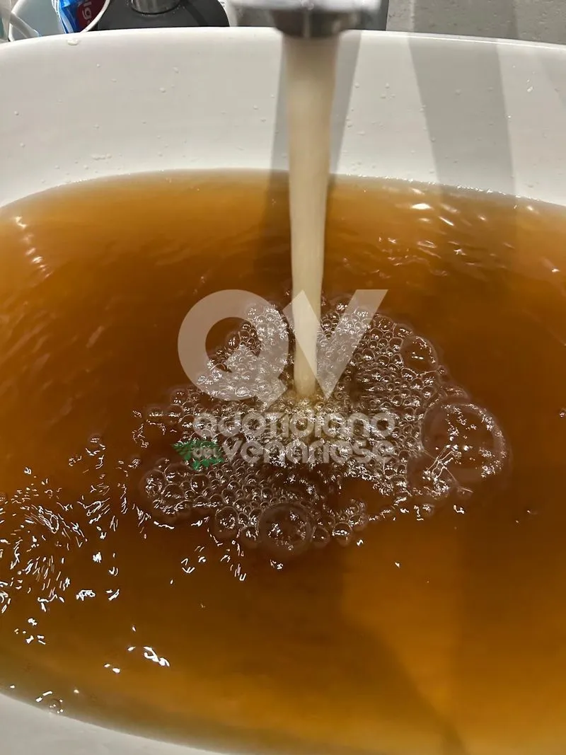 SAN GILLIO - Acqua marrone dal rubinetto: i residenti insorgono, Smat prova a spiegare le cause e i futuri interventi - FOTO