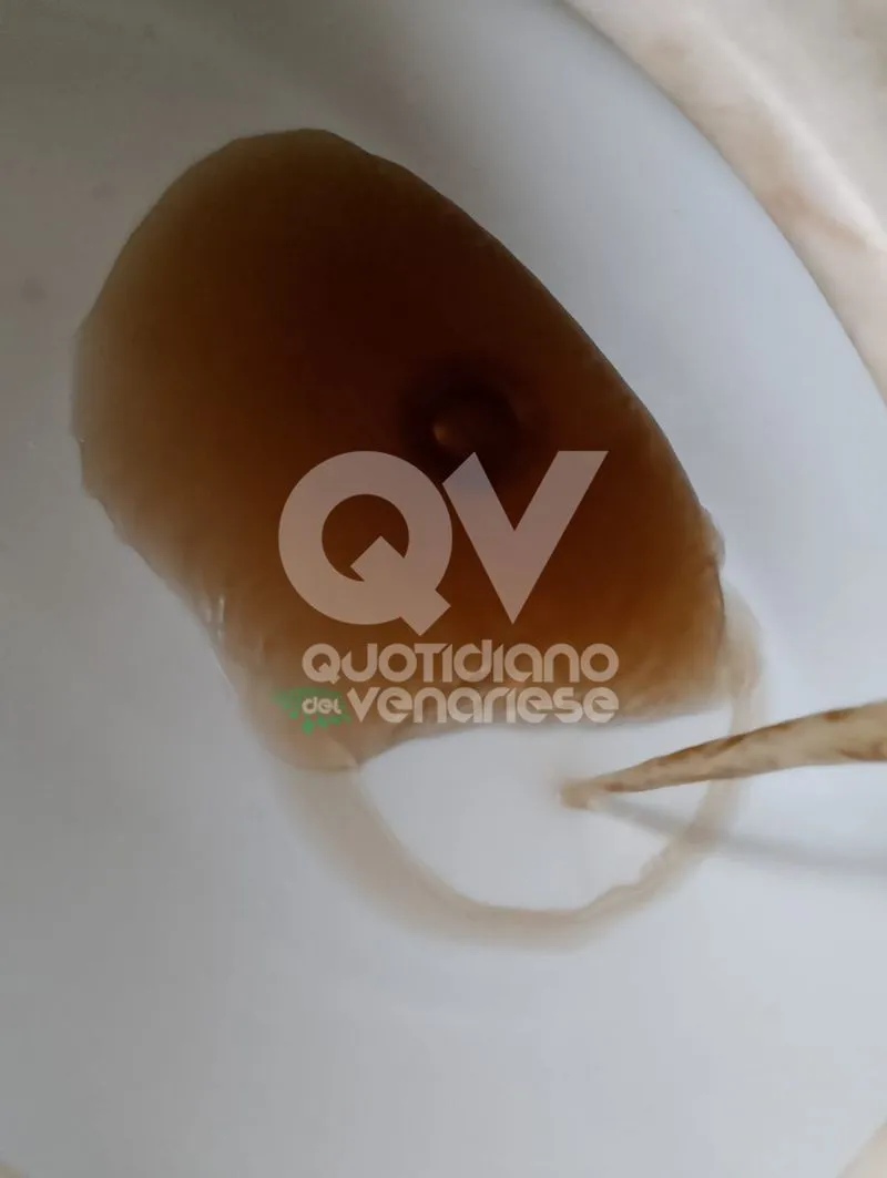 SAN GILLIO - Acqua marrone dal rubinetto: i residenti insorgono, Smat prova a spiegare le cause e i futuri interventi - FOTO