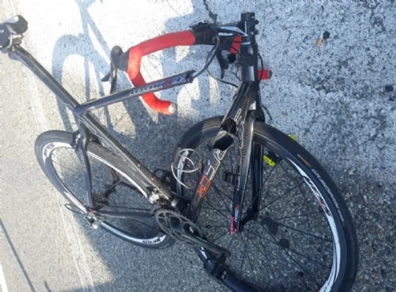 INCIDENTE A SAN GILLIO - Infarto mentre é in bici, si schianta contro un'auto: 59enne gravissimo