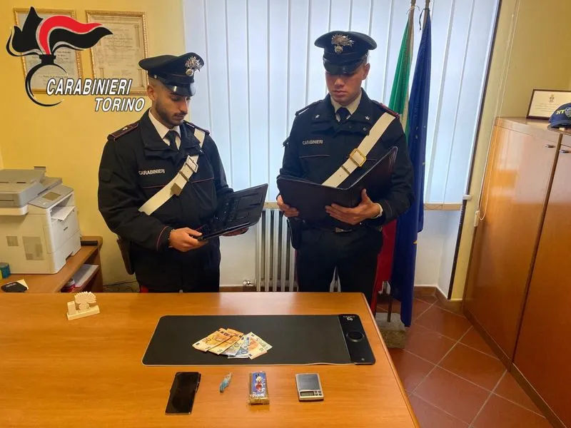 SAN GIORGIO CANAVESE - Panetto di hashish nascosto nell'intimo: 27enne di Quincinetto arrestato dai carabinieri