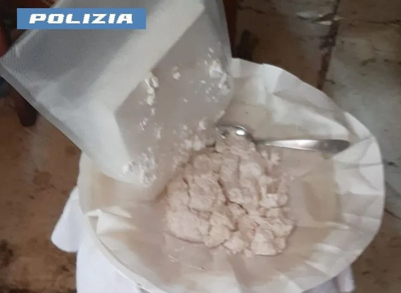 SAN GIORGIO CANAVESE - La polizia ha scoperto una raffineria di cocaina in un alloggio: tre italiani e due peruviani arrestati