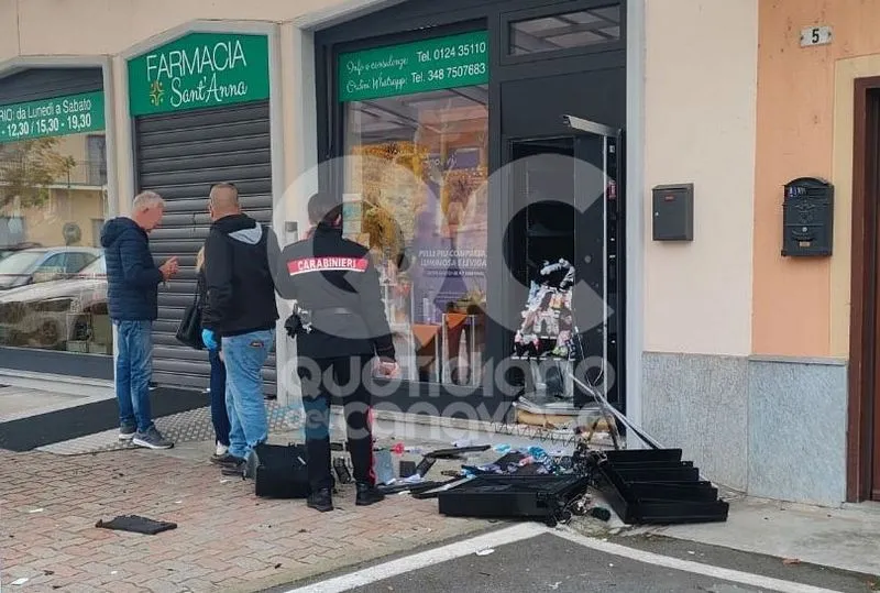 SAN GIUSTO CANAVESE - Fanno esplodere il distributore automatico della farmacia: indagini dei carabinieri - FOTO