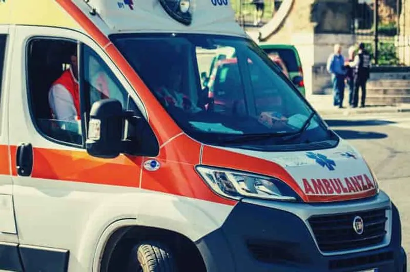 SAN MAURIZIO CANAVESE - Ha un malore mentre guida e finisce con l'auto contro un pullman