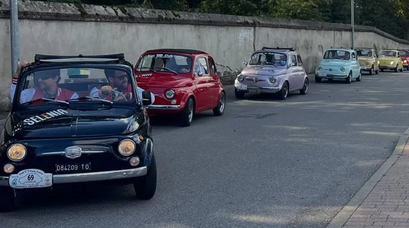 SANTENA - Città invasa da centinaia di Fiat 500 per il raduno al Centro ricerche Petronas - FOTO