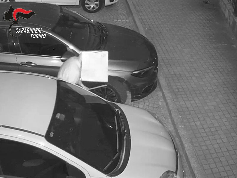 SANTENA - Vandalo in trasferta, pensionato danneggiava le auto in sosta: denunciato dai carabinieri - VIDEO
