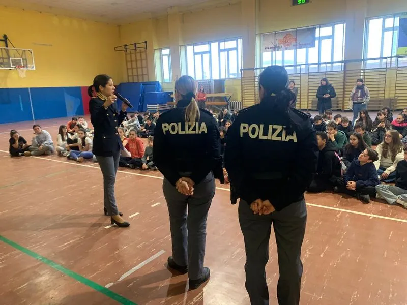 SANTENA - A lezione con la Polizia contro bullismo e cyberbullismo