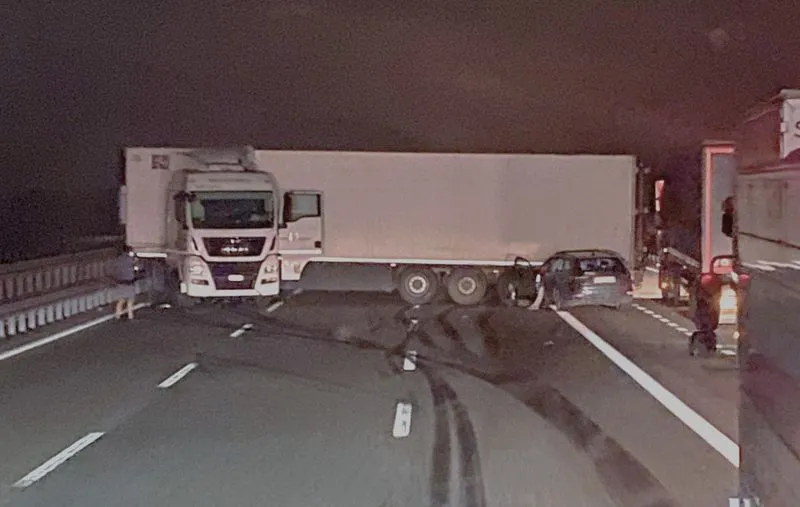 INCIDENTE IN AUTOSTRADA - Camion di traverso prima della barriera, otto chilometri di coda fino alla tangenziale sud di Torino