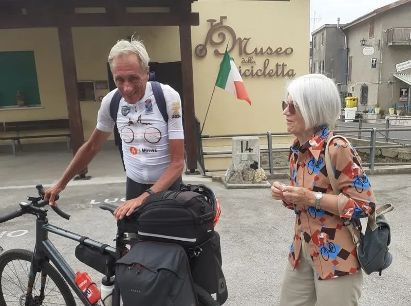 SANTENA - Dalla Sicilia alle Alpi in sella ad una bici: l'epico viaggio di Leonardo Cavazzi fa tappa in città