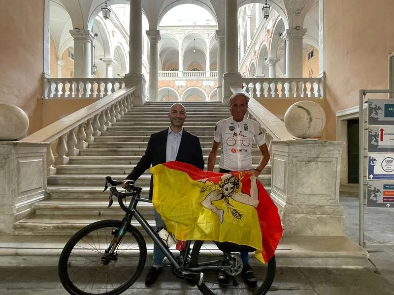 SANTENA - Dalla Sicilia alle Alpi in sella ad una bici: l'epico viaggio di Leonardo Cavazzi fa tappa in città