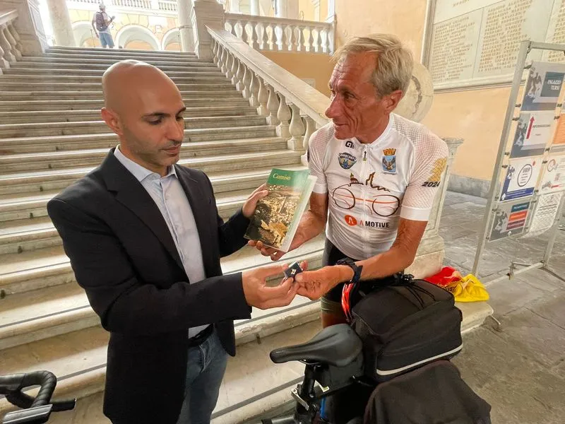 SANTENA - Dalla Sicilia alle Alpi in sella ad una bici: l'epico viaggio di Leonardo Cavazzi fa tappa in città