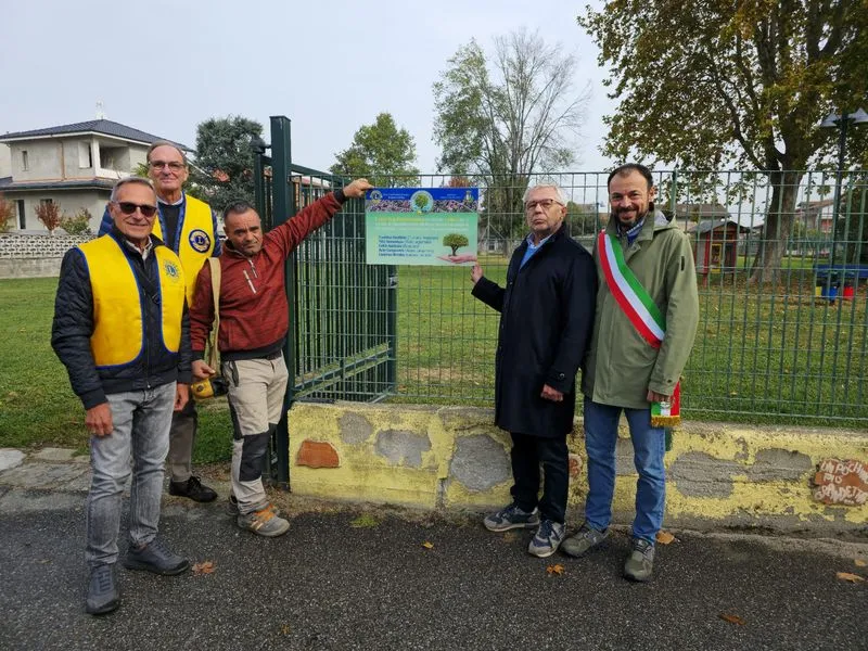 SANTENA - Grazie al Lions piantati sette nuovi alberi al parco di via Brignole