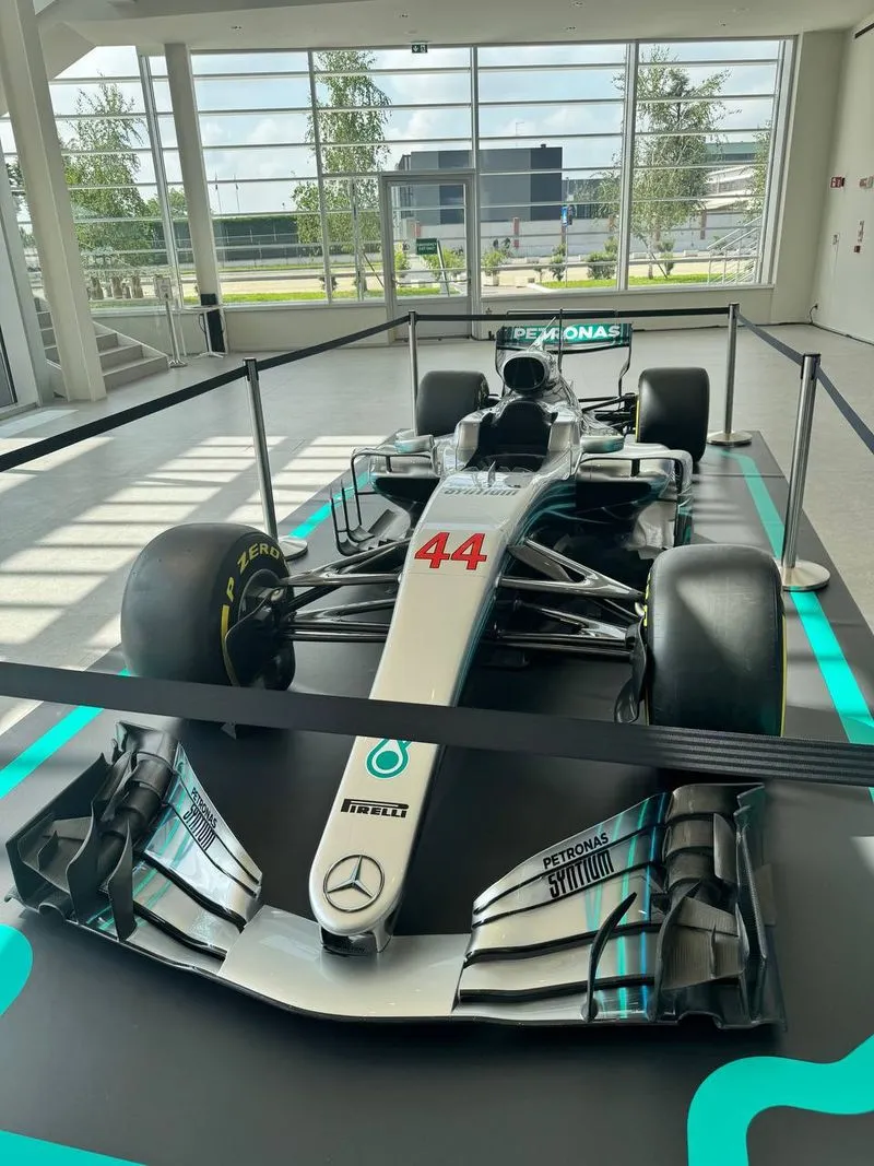 SANTENA - Kimi Antonelli visita la Petronas con la sua Mercedes di Formula 1 - FOTO e VIDEO