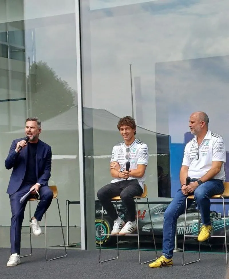 SANTENA - Kimi Antonelli visita la Petronas con la sua Mercedes di Formula 1 - FOTO e VIDEO