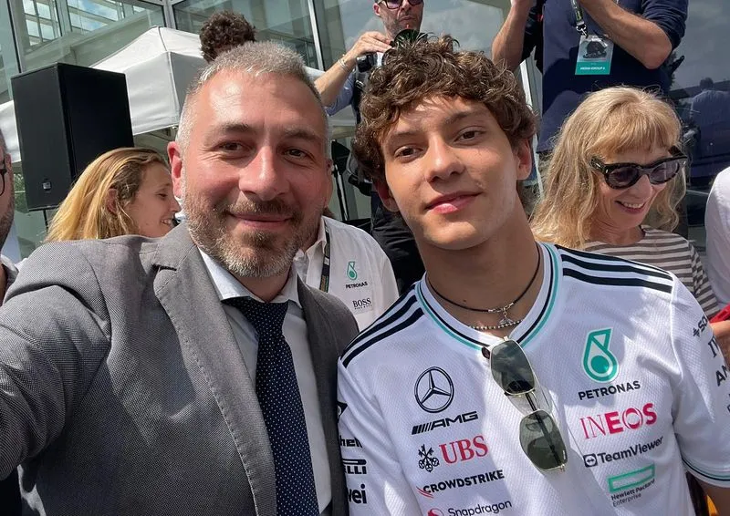 SANTENA - Kimi Antonelli visita la Petronas con la sua Mercedes di Formula 1 - FOTO e VIDEO