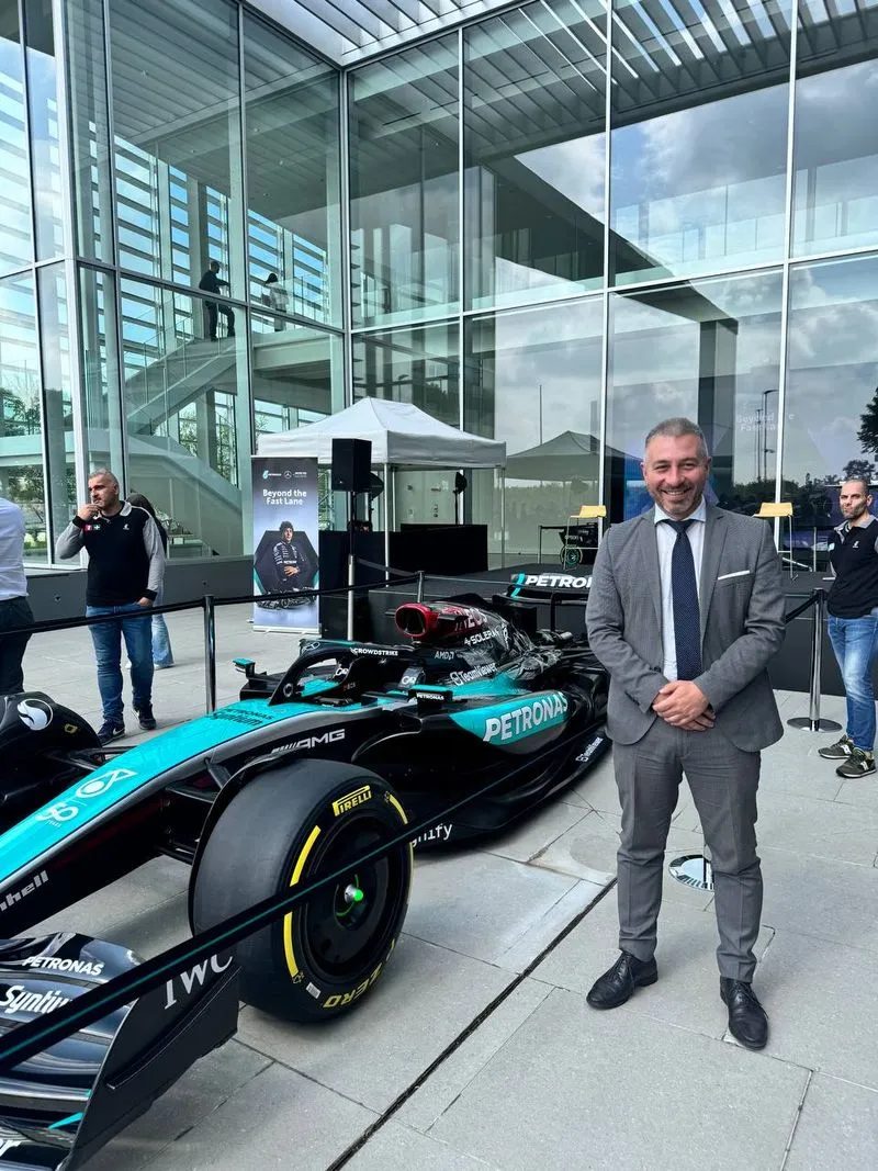 SANTENA - Kimi Antonelli visita la Petronas con la sua Mercedes di Formula 1 - FOTO e VIDEO