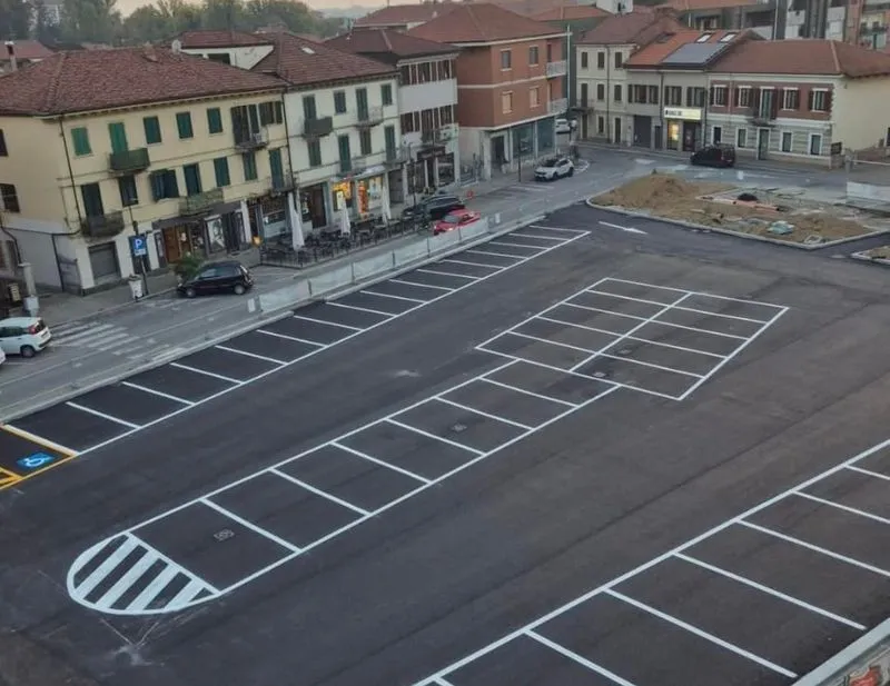 SANTENA - La foto dei nuovi parcheggi di piazza Martiri diventa virale e scatena l'ironia sui social