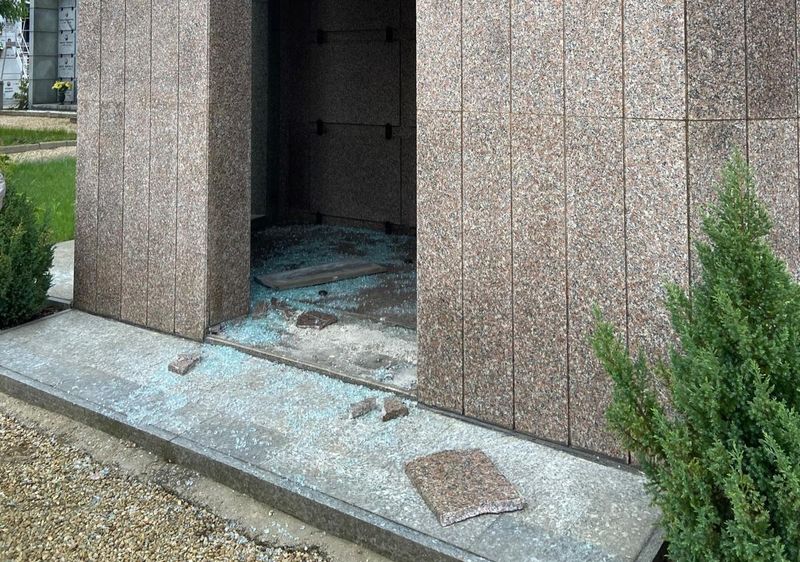 SANTENA - Ladri senza rispetto violano le tombe per portare via il rame: devastazione al cimitero - FOTO