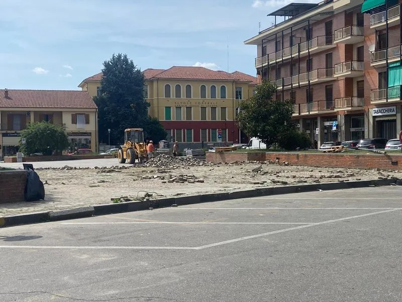 SANTENA - Sono partiti i lavori di riqualificazione di piazza Martiri