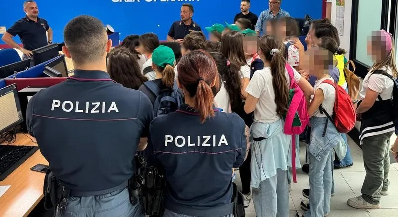 SANTENA - Gli agenti della Polizia di Stato incontrano gli studenti