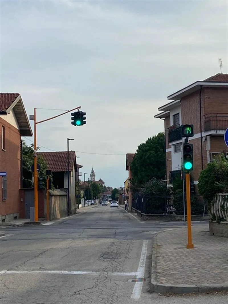 SANTENA - Sicurezza stradale, riqualificati i semafori con tecnologia a led e countdown