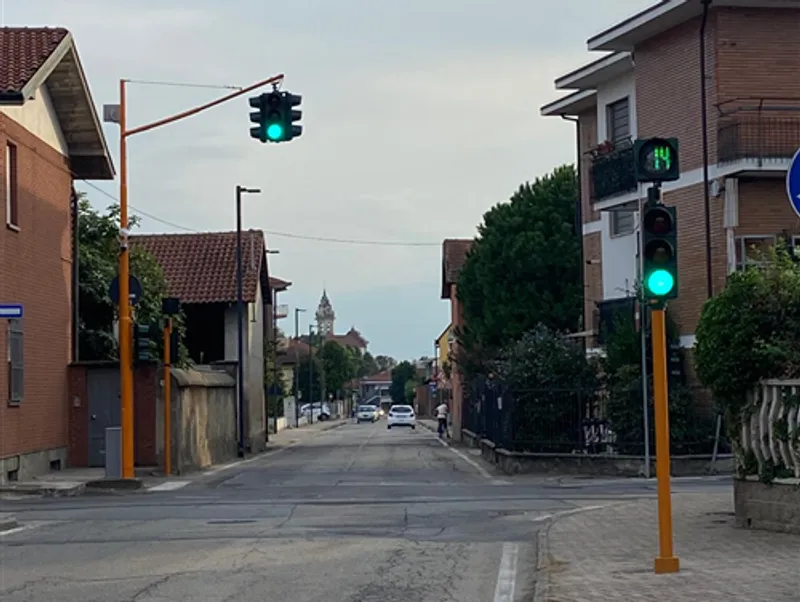 SANTENA - Sicurezza stradale, riqualificati i semafori con tecnologia a led e countdown