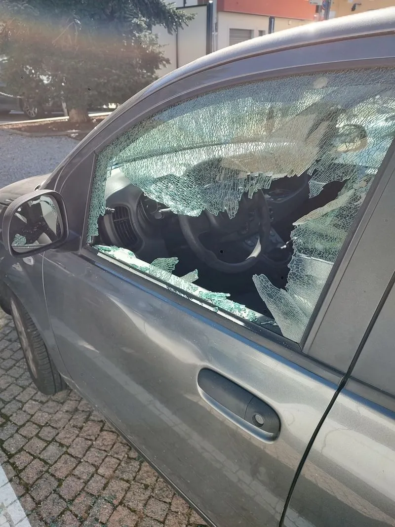 SANTENA - Vetri e finestrini delle auto in sosta mandati in frantumi: vandali scatenati - FOTO