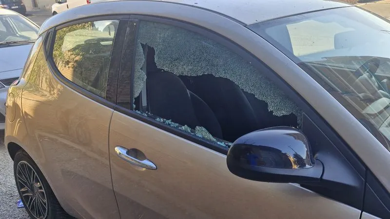 SANTENA - Vetri e finestrini delle auto in sosta mandati in frantumi: vandali scatenati - FOTO