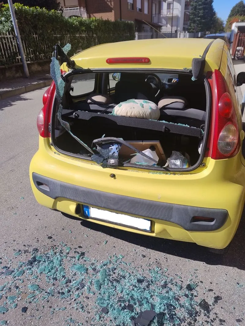 SANTENA - Vetri e finestrini delle auto in sosta mandati in frantumi: vandali scatenati - FOTO