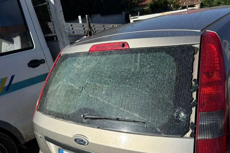 SANTENA - Vetri e finestrini delle auto in sosta mandati in frantumi: vandali scatenati - FOTO