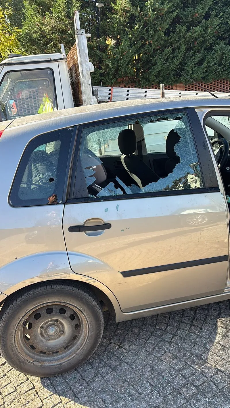 SANTENA - Vetri e finestrini delle auto in sosta mandati in frantumi: vandali scatenati - FOTO