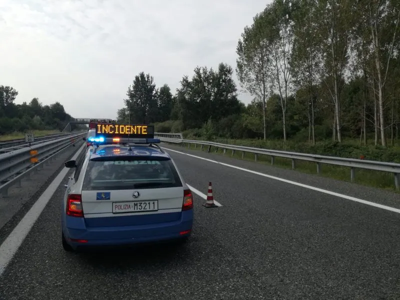 SCARMAGNO-SAN GIORGIO CANAVESE - Scontro camper-furgone sull'autostrada A5 Torino-Aosta: tre feriti