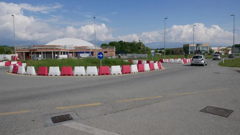 SCARMAGNO - La rotonda provvisoria è diventata definitiva: si allungano i tempi per i lavori sulla provinciale 82 - FOTO