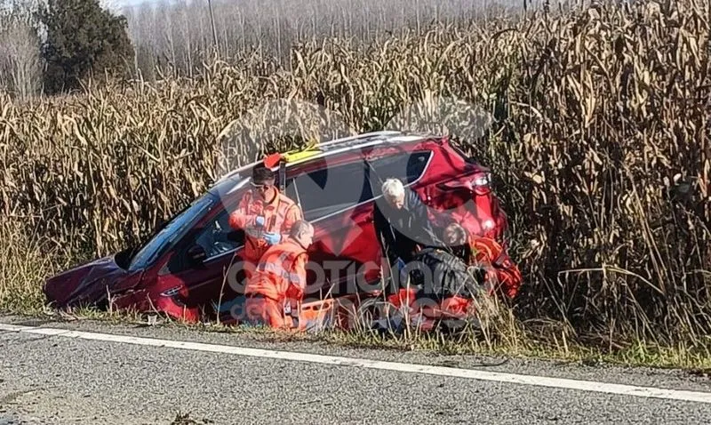 SCARMAGNO - Schianto sulla provinciale per Perosa, auto finisce fuori strada