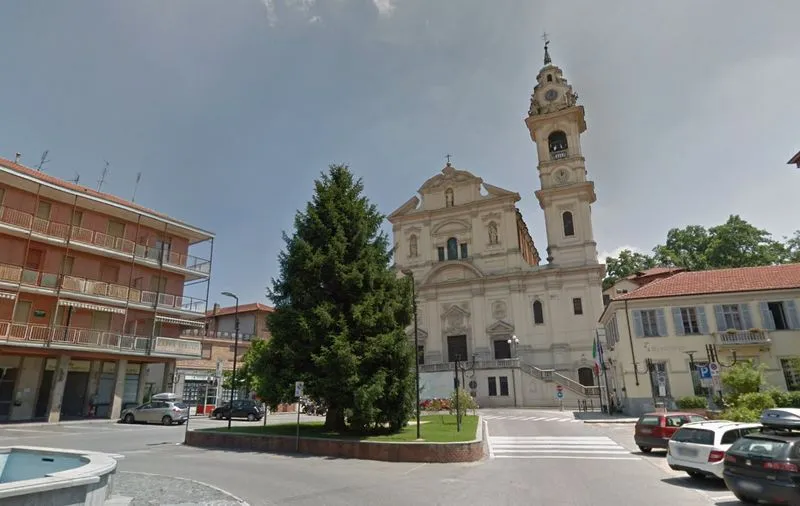SANTENA - Raccolte 400 firme per salvare l'abete di piazza Martiri destinato ad essere abbattuto