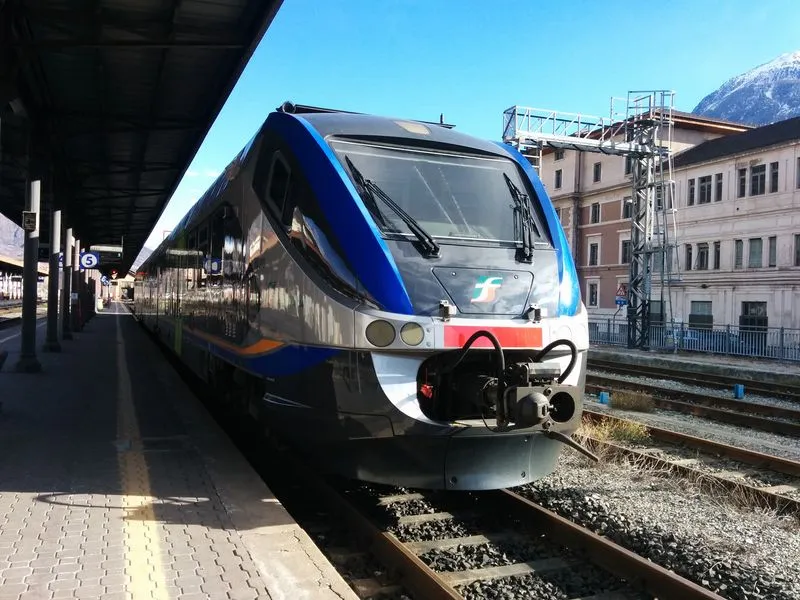 STRAMBINO - Muore travolto dal treno sui binari della Ivrea-Chivasso: giallo sull'identità della vittima