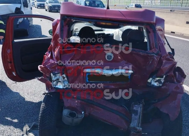 TANGENZIALE TORINO - Scontro tra cinque veicoli, ennesimo incidente e code chilometriche - FOTO