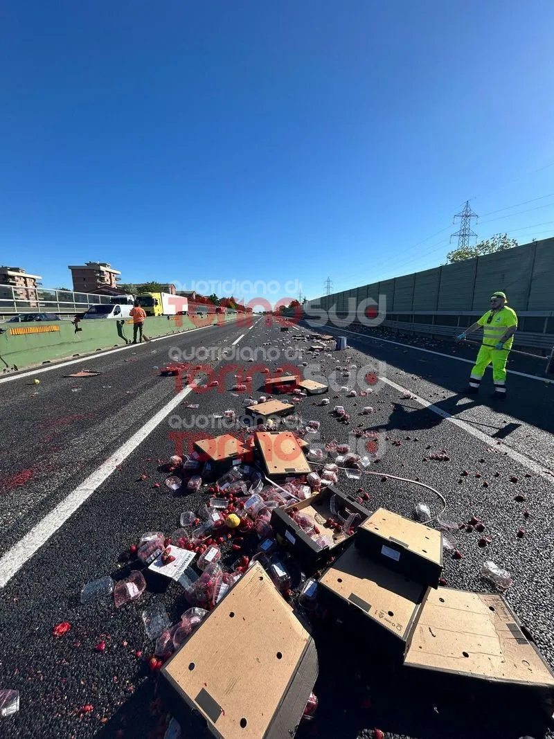 TANGENZIALE TORINO - Camion perde il carico di frutta: caos e code chilometriche - FOTO