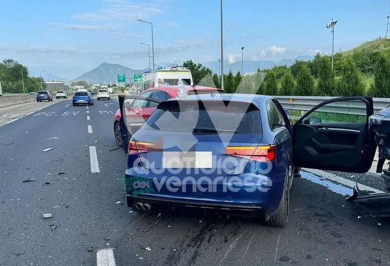 TANGENZIALE TORINO - Due incidenti in pochi minuti, sei veicoli coinvolti: traffico bloccato - FOTO
