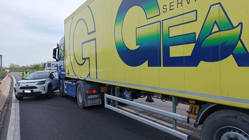 TANGENZIALE SUD TORINO - Auto contro camion prima del Sito, traffico in tilt - FOTO