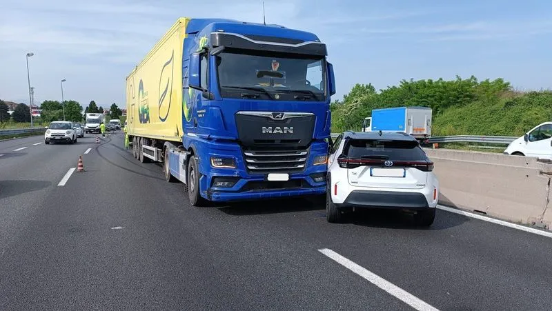 TANGENZIALE SUD TORINO - Auto contro camion prima del Sito, traffico in tilt - FOTO