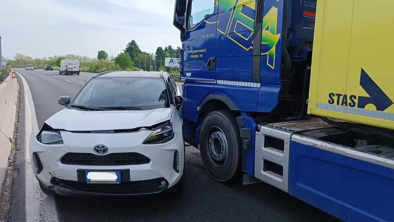 TANGENZIALE SUD TORINO - Auto contro camion prima del Sito, traffico in tilt - FOTO