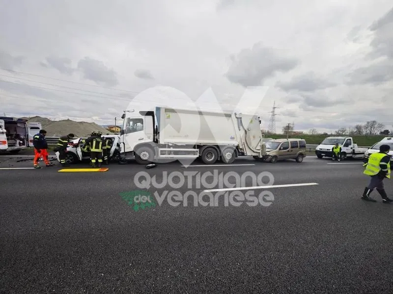 TANGENZIALE TORINO - Scontro a catena tra un camion, un furgone e tre auto: due feriti e traffico in tilt in direzione nord - FOTO